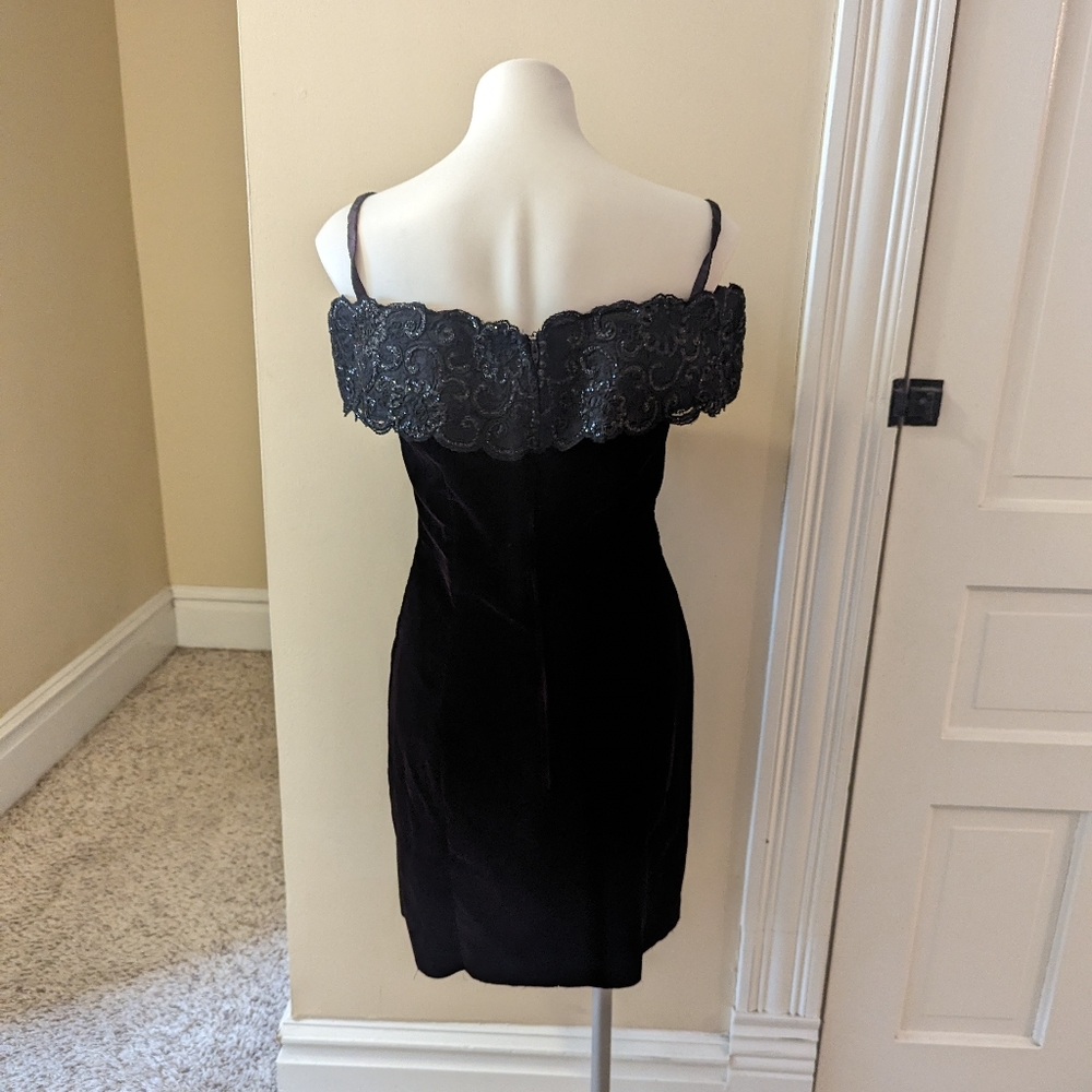 Vintage Nikki originals black velvet dress and with glitter applique size 6 - Picture 3 of 11